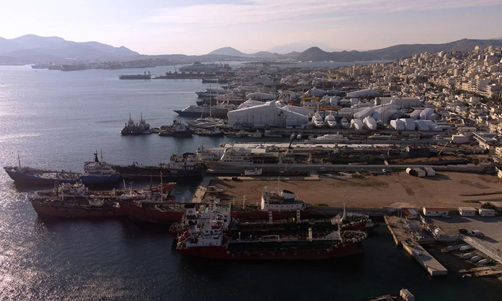 Εργατικό ατύχημα στα ναυπηγεία Περάματος: Εργάτης έπεσε μέσα σε φορτηγό πλοίο στη διάρκεια επισκευών